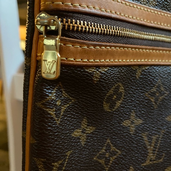 Brown Louis Vuitton crossbody purse - Picture 5 of 8
